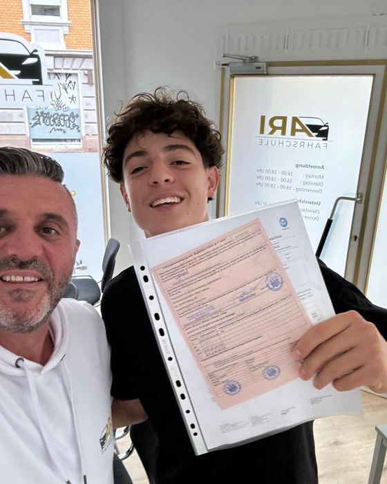 Fahrschülerin oder Fahrschüler der Fahrschule ARI mit Miftar Rexhepi nach bestandener Prüfung