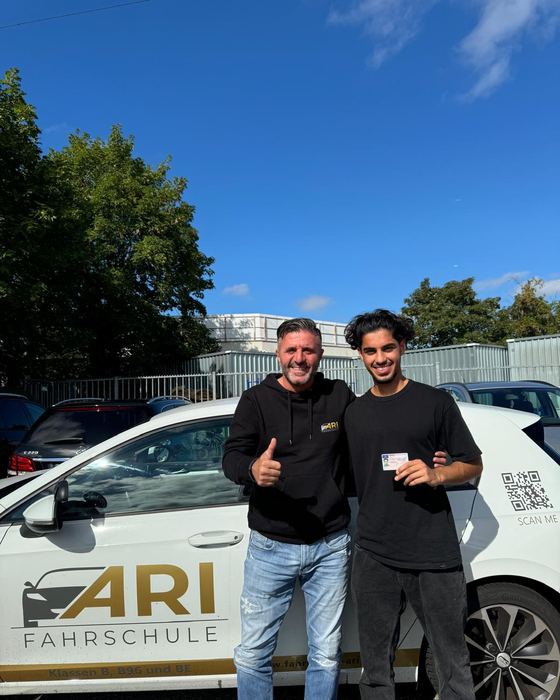 Fahrschülerin oder Fahrschüler der Fahrschule ARI mit Miftar Rexhepi nach bestandener Prüfung
