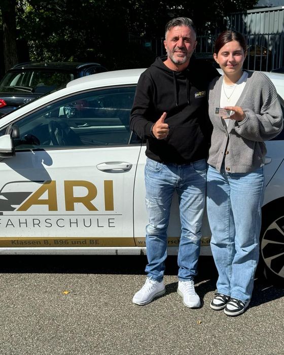 Fahrschülerin oder Fahrschüler der Fahrschule ARI mit Miftar Rexhepi nach bestandener Prüfung